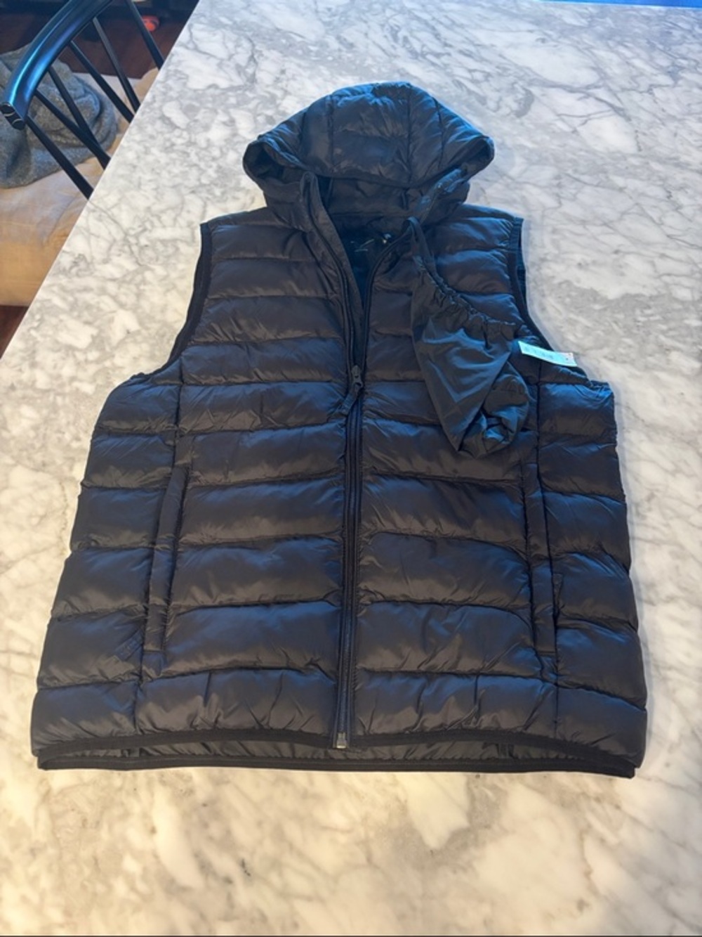 Hooded Puffer Vest in Black, size small